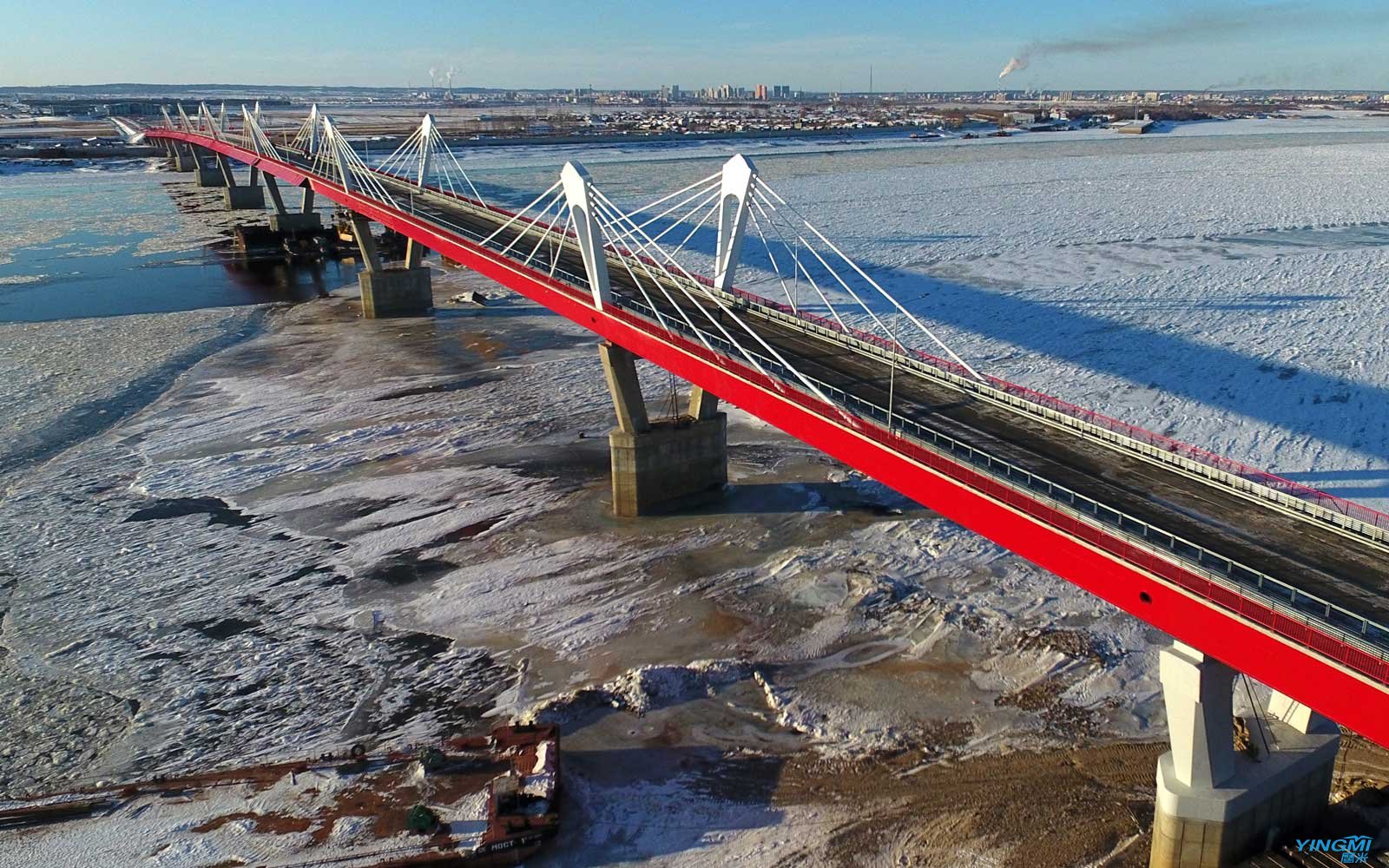 The bridge across the River Amur